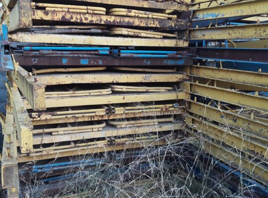 PLATAFORMA DE CARGA Y DESCARGA EN PLANTA CON TRAMPILLA