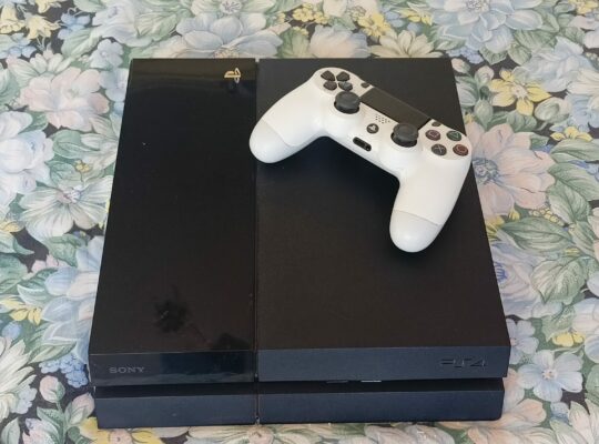 PS4 1TB + MANDO ORIGINAL BLANCO