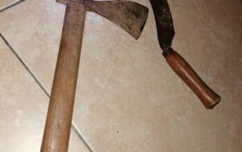 Hacha y guadaña antiguas pequeñas