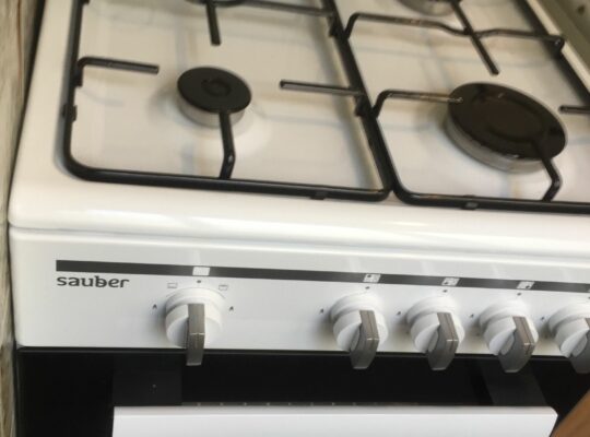 Cocina de gas natural. Marca SAUBER.