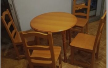 Mesa, con 4 sillas de pino