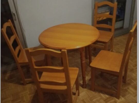 Mesa, con 4 sillas de pino