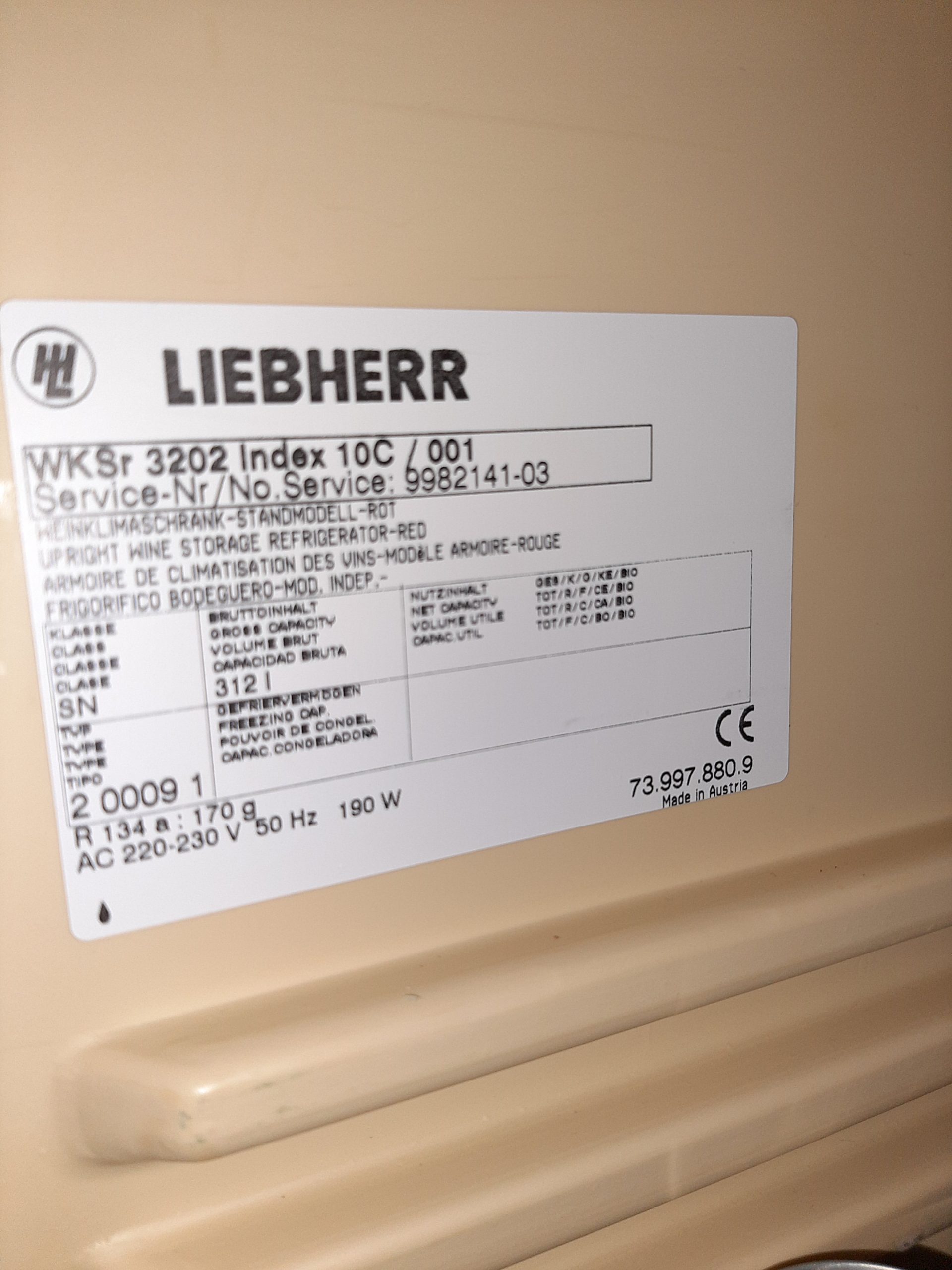 VINOTECA LIEBHERR WKSR 3202, 190W, 312L Capacidad bruta, 6 temperaturas,Luz interior 200 botellas,158x60x60s.