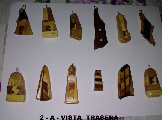 Colgantes madera 25 €