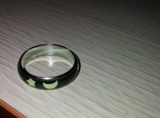 Anillo con una luna y una estrella