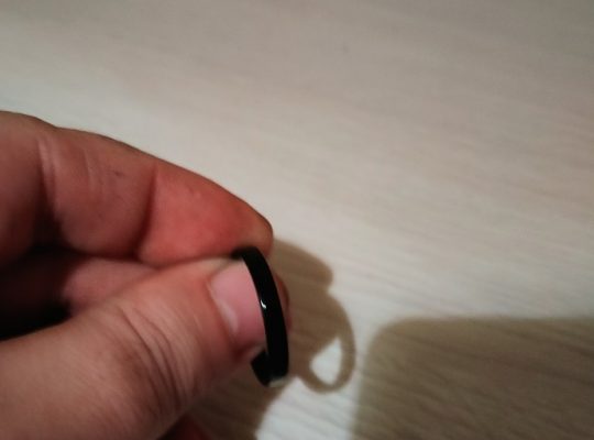 Anillo de color negro