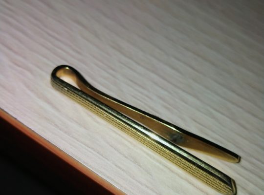 Sujeta corbatas dorado