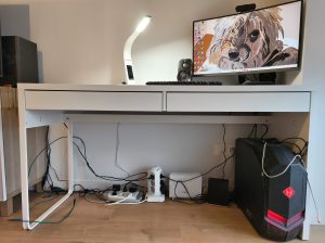 Mesa de escritorio moderna y funcional. Color blanco