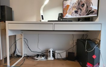 Mesa de escritorio moderna y funcional. Color blanco