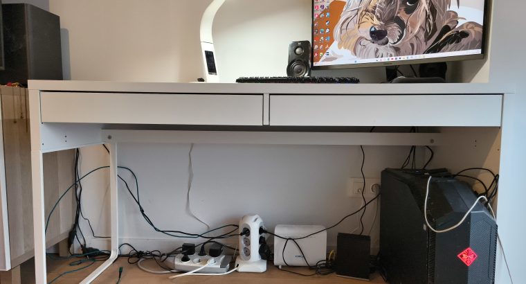Mesa de escritorio moderna y funcional. Color blanco