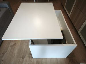 Mesa de centro elevable con diseño moderno y funcional.