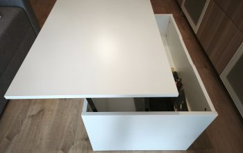Mesa de centro elevable con diseño moderno y funcional.