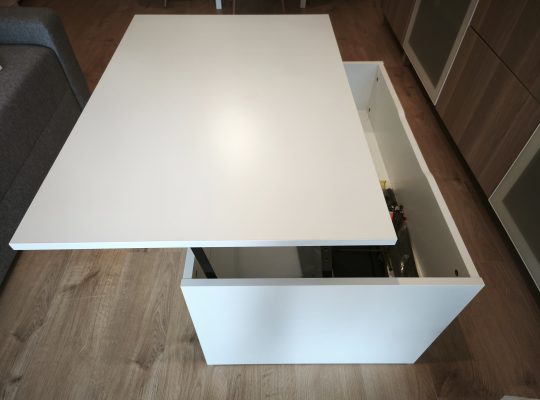 Mesa de centro elevable con diseño moderno y funcional.