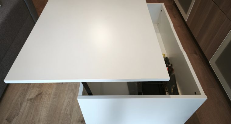 Mesa de centro elevable con diseño moderno y funcional.